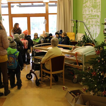 Žáci ze ZŠ Vyhlídka udělali klientům radost vánočními dárky